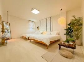 Large accommodation for 10 people, Near Jongno, Itaewon , Seongsu,family trip
