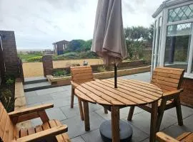 Beach Horizon - garden flat with sea views