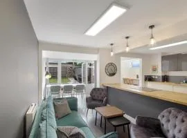 4BR Spacious Home, Garden & Parking, Contractor