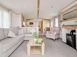 Vivian Lodge 2 Bedroom New Forest Holiday Home Hoburne Bashley, Hotel in New Milton