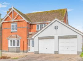 Henrow House Lymington 4 Bed Detached Home with Hot Tub, Hotel in Lymington