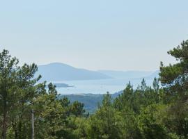 Adriatic Heights Holiday Apartments、Kavačのホテル