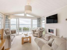 Bay View 2-Bed Lodge with Glorious Harbour View and Balcony, hotelli kohteessa Poole