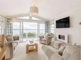Bay View 2-Bed Lodge with Glorious Harbour View and Balcony