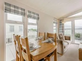 Bay View 2-Bed Lodge with Glorious Harbour View and Balcony