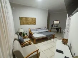 Confortável e bem localizada, com 2 quartos e garagem