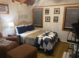 Hemlock Cabin, a small cozy stay on the Hiawassee