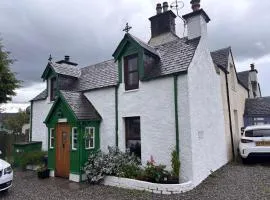 Loch Ness village cottage for 2 with free parking & pets welcome