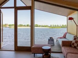 Oeverlodge aan het water