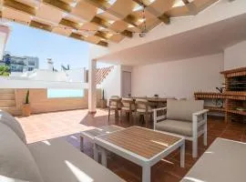 Villa Pegada with Sea View, Pool & Gym