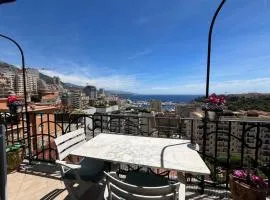 Plein coeur de Monaco, à 300 mètres à pied du port de Monaco, 4 pièces dans des escaliers vue mer exceptionnelle