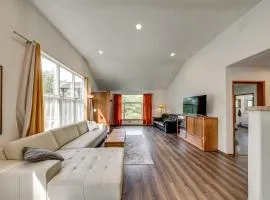 2 Mi to Bay! Pet-Friendly Oak Harbor Retreat