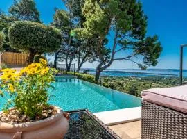 Holiday house Pantovčak, secluded stone house without other guests,with heated pool and unique view