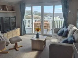 Cabin Sleeps 4 with Garden and Parking