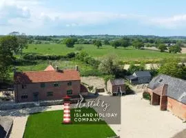 The Farmhouse at Nunwell - Historic 5-Bedroom Farmhouse on Private Estate with Fire Pit & Parkland