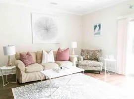 Pets Welcome, Central, Spacious St Simons Retreat