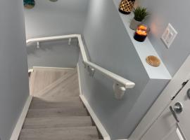 Entire 2BR Suite 12 min to Airport, hotell i Calgary