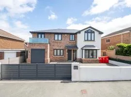 Modern Large 4-Bed Property sleeps 10 in Abergele