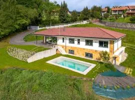 Villa con piscina privada y vistas a la naturaleza