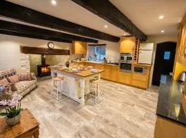 Tynewedd Farmhouse - Historic 1652 Farmhouse, Hot Tub, Sleeps 12