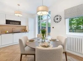 NEW! Threadfold Townhouse - Peaceful Riverside Stay - Sleeps 6