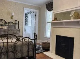 Elizabeth's Room with Spa Tub Ann Street Inn
