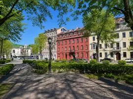 Old Town Hideaway - 3BR APT Sleeps 7 - for Groups & Families
