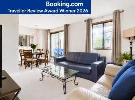 Entire Downtown Condo steps to Stampede and BMO with Parking, 1,5 hrs to Banff