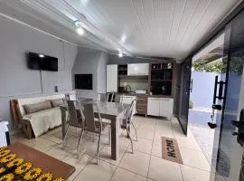 Casa de Fundos com 2 QuartosWi-fi e Estacionamento