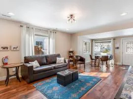 Remodeled, Dog-Friendly Cabin in Heart of Downtown with Patio
