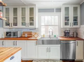 Renovated mountain view home with patio, grill, sauna, washer/dryer, & WiFi