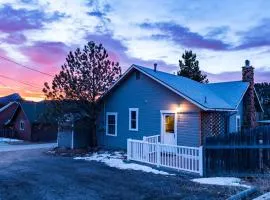 Renovated mountain view home with patio, grill, sauna, washer/dryer, & WiFi