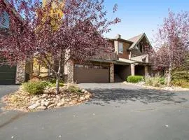 3BR Three-story home with epic mountain views & fireplace