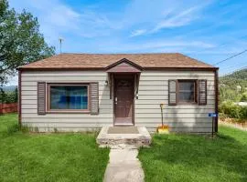 Cozy Cottage with Grill Near River and Downtown