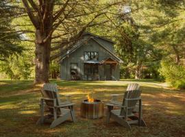 Lakefront Cabin with Private Dock Kenoza Den, hotel a Jeffersonville