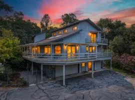 Hodges Hill Hideout w/ pool, spa, BBQ - Dog Friendly
