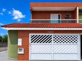 Casa em Praia Grande com Wi-Fi a 50m do mar com 2 suítes e 2 vagas de garagem