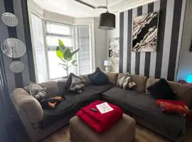 Cozy & Stylish 3-Bed house Parking & 3 Smart TVs