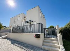Sun & Pool House Vir