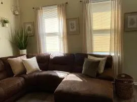 Urban 2BR Near LightRail Easy NYC and MetLife Access
