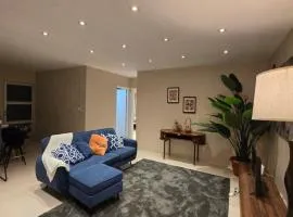 Lomani's Home - Airport Accommodation