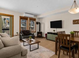 Pines & Peaks - 2 Bedroom Condo with Mountain Views - Pool & Hot Tubs, hotel v mestu Canmore