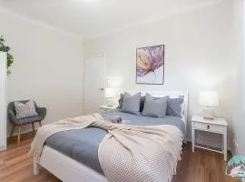Cozy Lakeside Retreat Patio & Free Parking