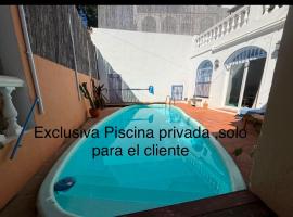 La Villa de la piscina Privada & Chimenea Chilches pueblo، فندق في رينكون دي لا فيكتوريا