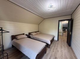 Family House, Hotel in Izky