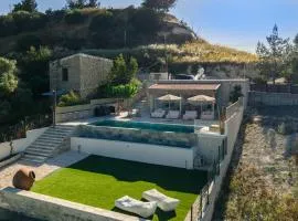 THE COTTAGE - Modern Tradition - Luxury 2-Bedroom Boho Retreat with Private Infinity Pool