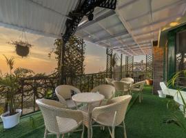 The Kasauli Residency manor l Near mall road Kasauli l Lawn l Walking trek to heritage market, Hotel in Kasauli