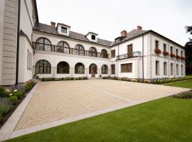 Resort Červený dvůr - apartmány a wellness、Rapotínのホテル