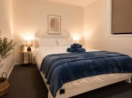 Cosy & stylish 2BR Your home base in East Albury