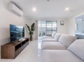 Bright Family Retreat Near Theme Parks